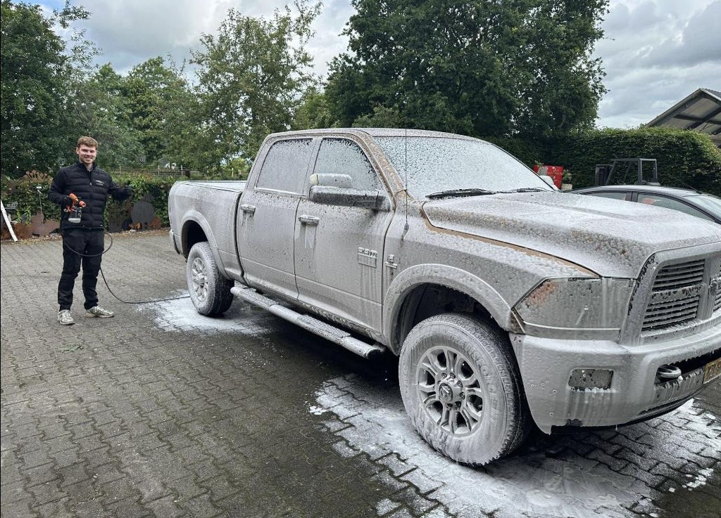 Karsten Dreesman met een foam lance naast een Dodge Ram vol snow foam